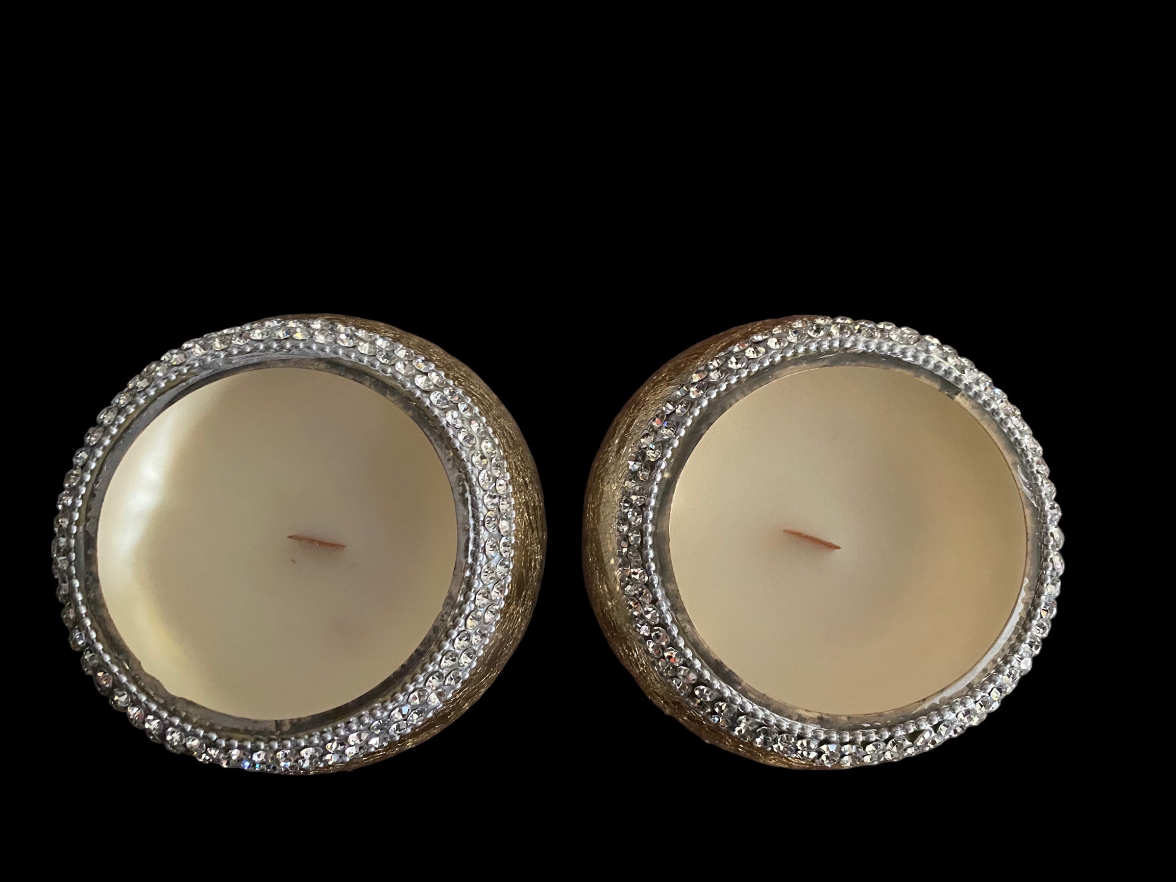 Candle has Invigorating scents of Lemon Baby Red Grapefruit Clementine Lime Blood Orange and Sweet Orange Tangerine Lavender Clove Spearmint Geranium Marjoram Essential Oils with Blends of Peppercorn Citrus Sandalwood Bergamot Amber Cassia Patchouli and Moss Scent Notes with Smell of Amber Cashmere has All-Natural Soy Wax with Wooden Wick for Natural Clean Burn.